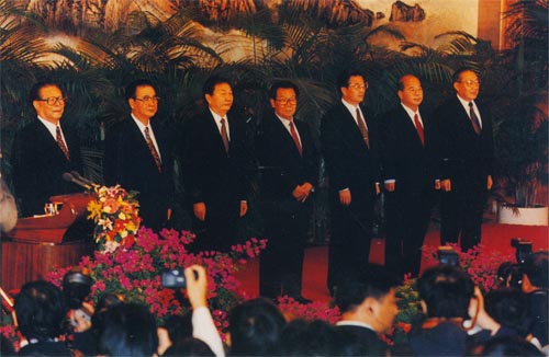 十四届以来中共中央政治局常委会见中外记者风