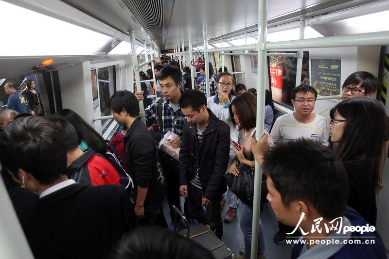 广州地铁八号线进站时突发事故+乘客隧道中摸