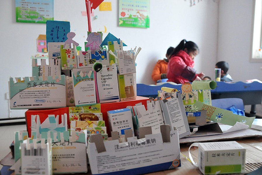 山西临汾"绿色港湾"红丝带学校,孩子们制作的手工作品"药盒城堡"