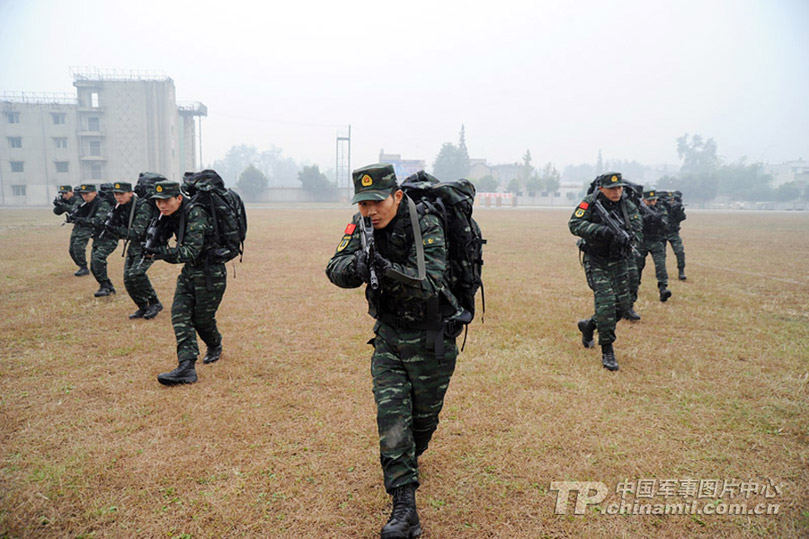 武警四川总队特战大队特战队员们身着一身"新行头",英姿飒爽地进行着