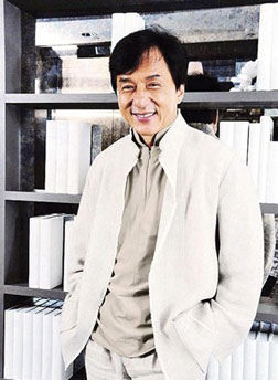 成龙因持枪言论引警方关注 基金会账目遭质疑