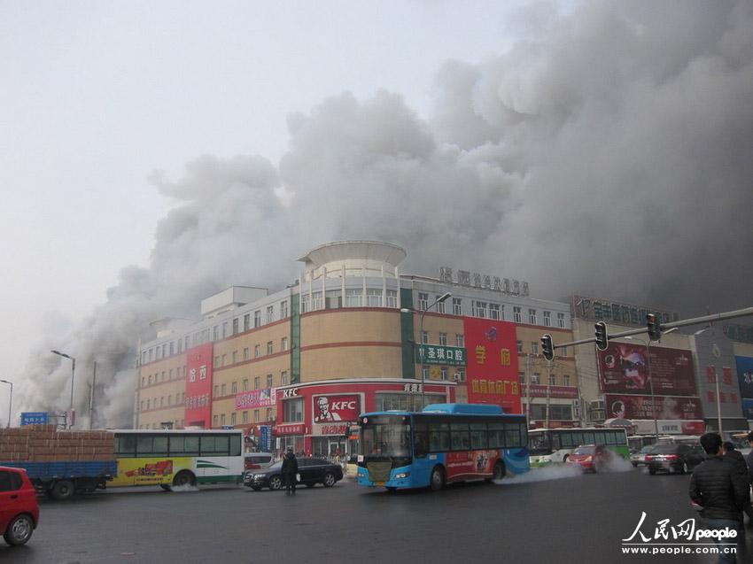 哈尔滨一商场突发大火 死伤人数不明