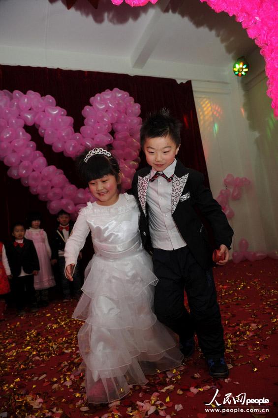郑州:幼儿园举办集体婚礼 全部是自由恋爱父