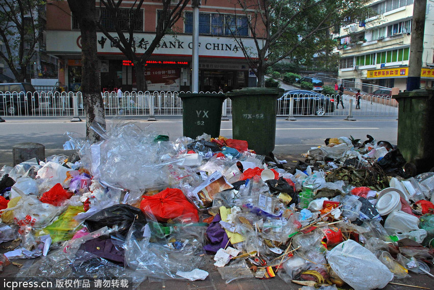 广州环卫工人停工第三天垃圾堆两米高 城管皮