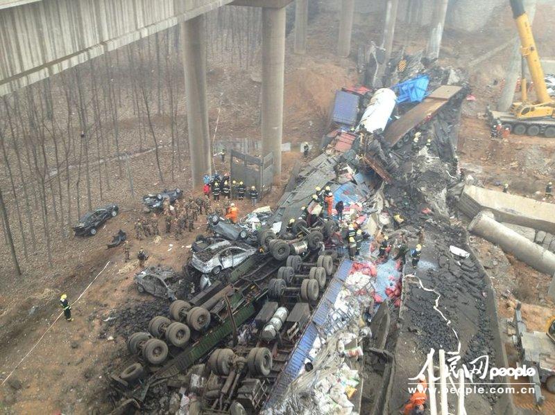 高清:连霍高速河南段货车爆炸 一大桥被炸塌--