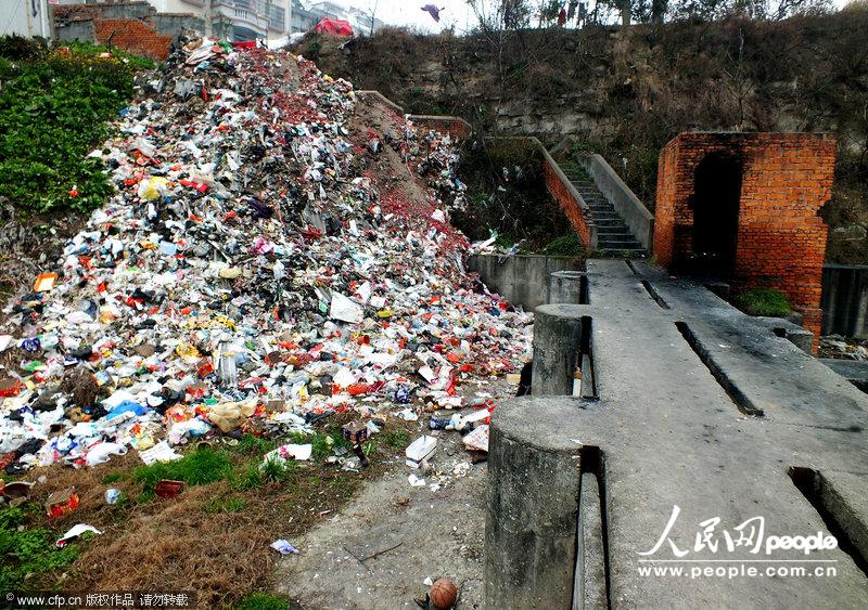 湖北宜昌:长江支流水域环保堪忧 垃圾堆积臭气
