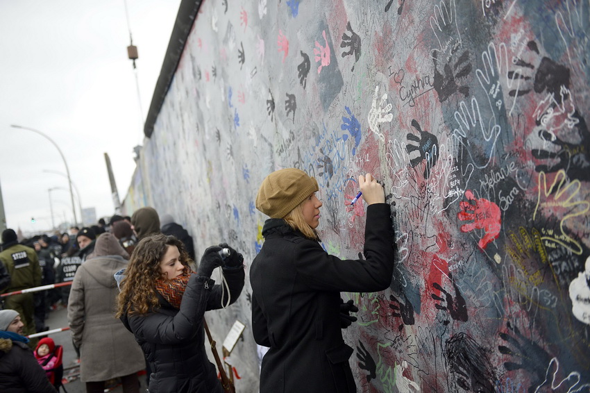 德国民众抗议政府拆除部分柏林墙