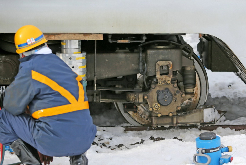 日本新干线列车大雪中脱轨 目前暂无人员伤亡