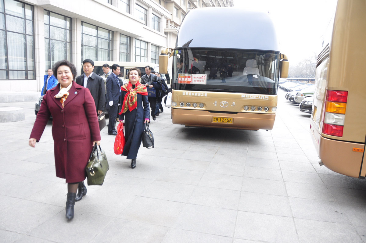 十二届全国人大一次会议:新疆代表团抵京