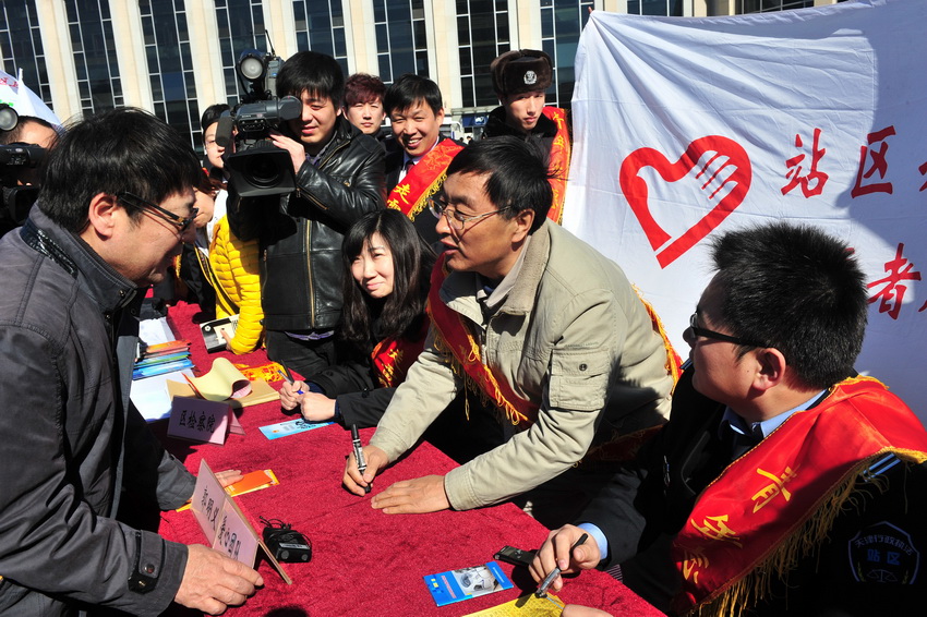 当代雷锋郭明义在天津参加学雷锋活动