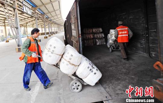 甘肃天水火车站紧急起运万条棉被支援云南地震