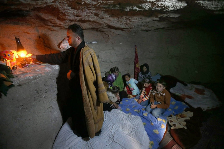 高清组图:穴居地下山洞的叙利亚难民
