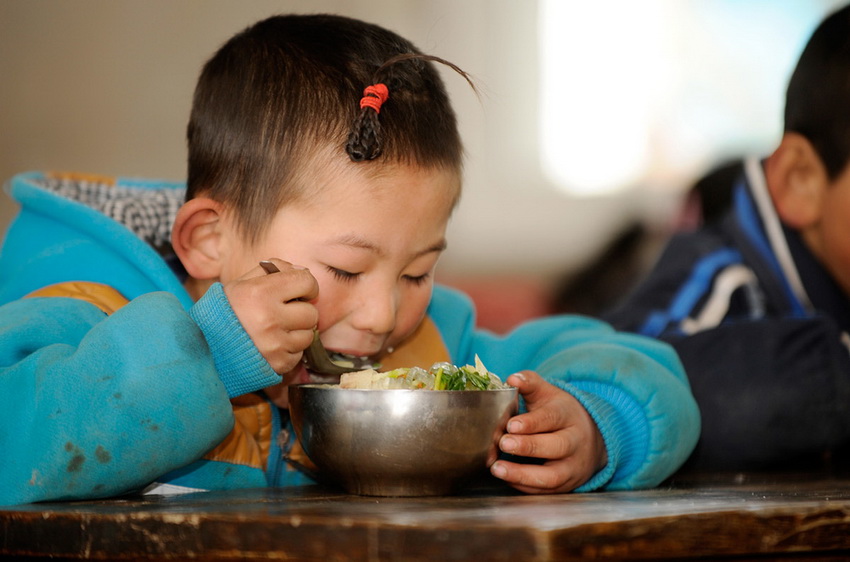 宁夏西吉贫困山区娃娃们的营养午餐