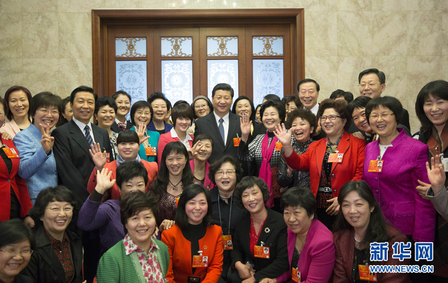 这是习近平<em>同女</em>代表合影