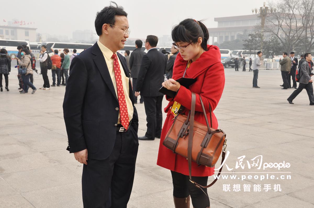 2013<em>两会</em>花絮:三八<em>妇女</em>节忙碌在<em>两会</em>上的女记