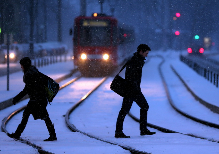 在德国科隆,行人从雪中走过.