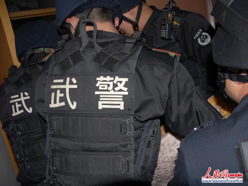 组图:邯郸男子持刀劫持2人质 武警特警安全解救【7】