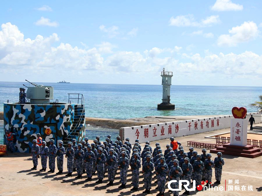 高清:中国海军在南海巡视赤瓜礁和永暑礁