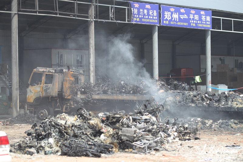 郑州物流园内货车突起大火 300辆电动车全烧毁