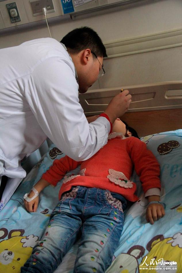 高清组图：重庆一幼儿园上百幼儿下肢皮肤出现淤点 疑似中毒