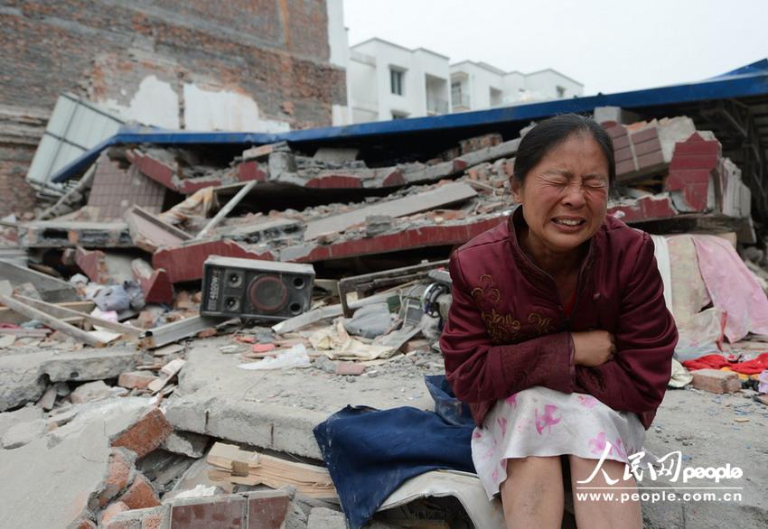 高清:芦山地震废墟前让人动容的群众肖像