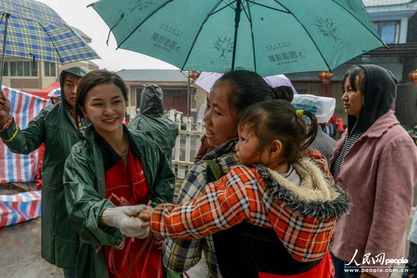 高清:汶川地震断腿美女教师赴雅安灾区支援+