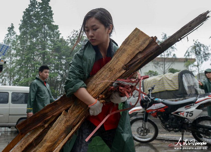 高清:汶川地震断腿美女教师赴雅安灾区支援