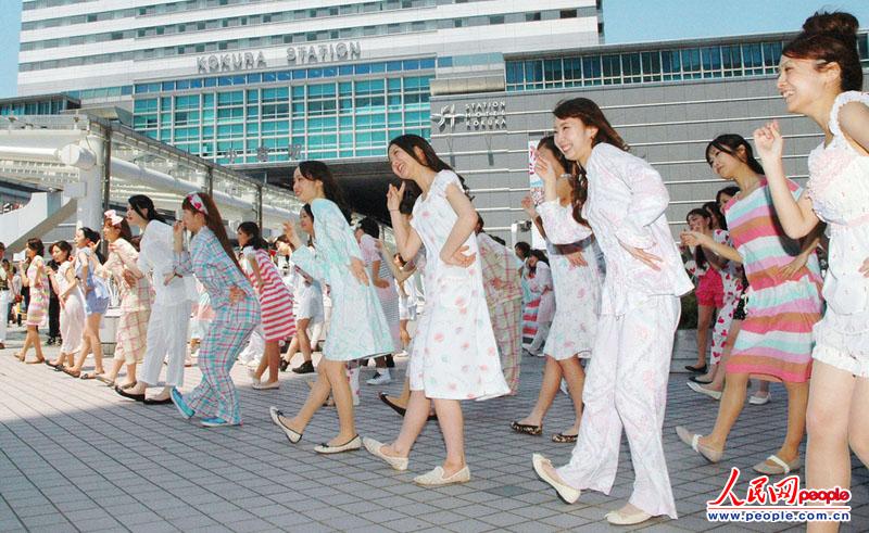 组图:60名日本美眉穿睡衣跳舞迎动漫城店庆