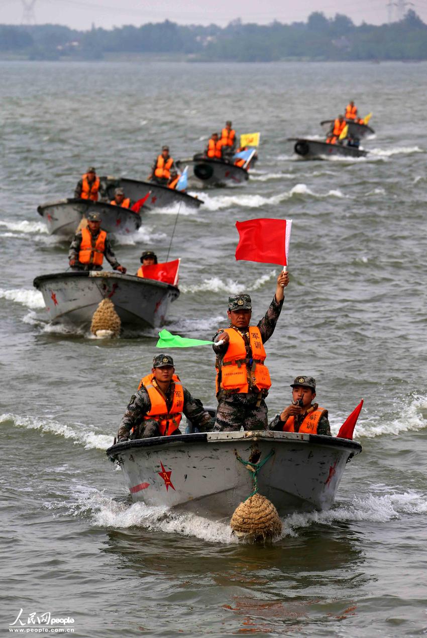 高清:南京军区第1集团军某工兵团训练水上抢险
