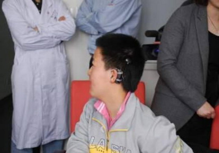 毕业于陕西大荔中学,双耳失聪但坚强面对的女