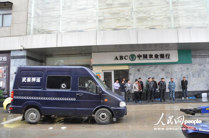 高清组图:江苏一名运钞车押运员在车内开枪自