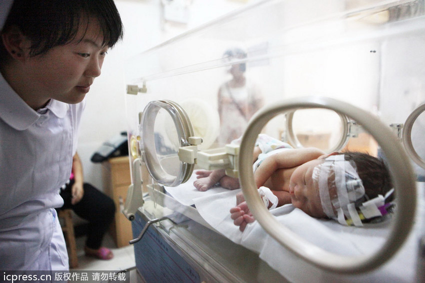 高清组图:2天大婴儿带胎盘被卡公厕下水道2小