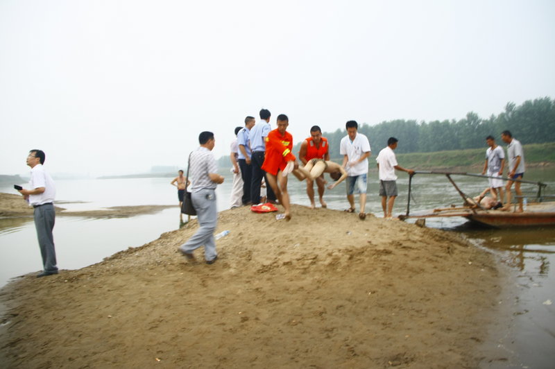 高清:湖北6名初中毕业生在河边游玩拍照溺亡