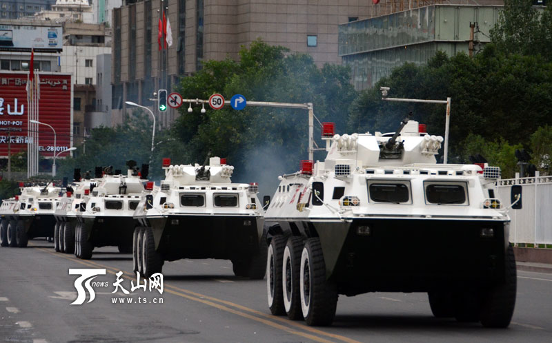 武警軍車、裝甲車列隊出發。