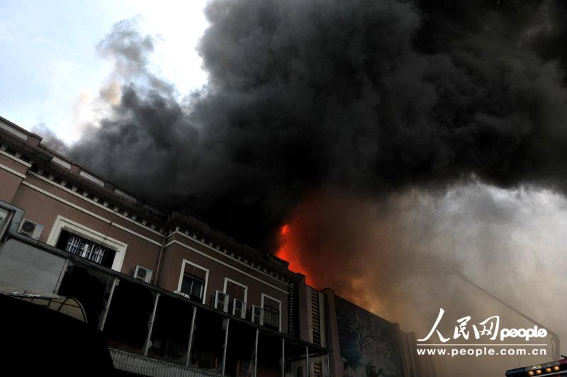 高清:广西柳州一娱乐会所发生大火 过火面积上