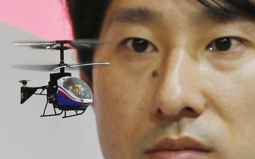 世界上最小的遥控玩具直升机亮相东京国际玩具