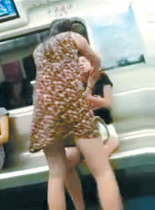 成都地铁打人女图片
