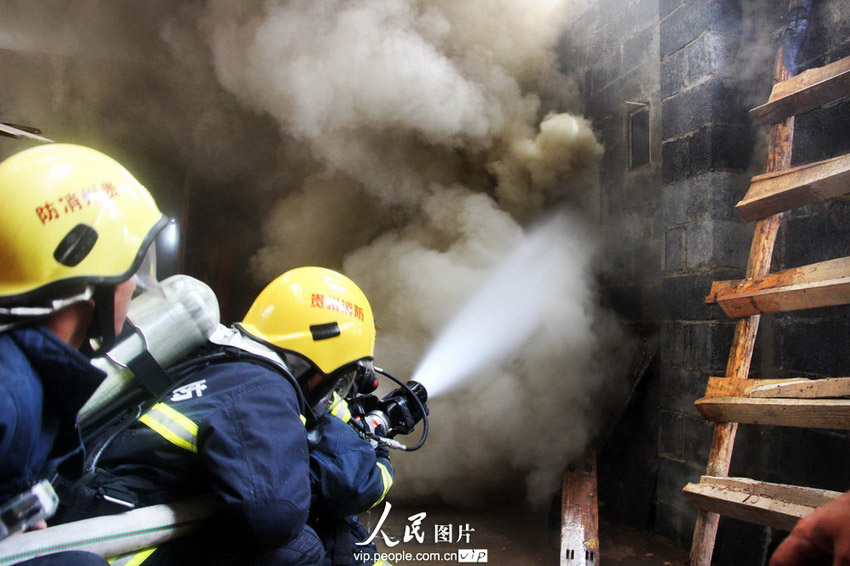 高清组图:贵州一加工厂突发火灾 消防官兵艰难