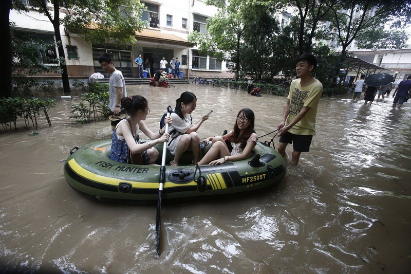 ͼΪ������ѧ��������û���������ó�����Ƥͧ�ڶ�Ů����