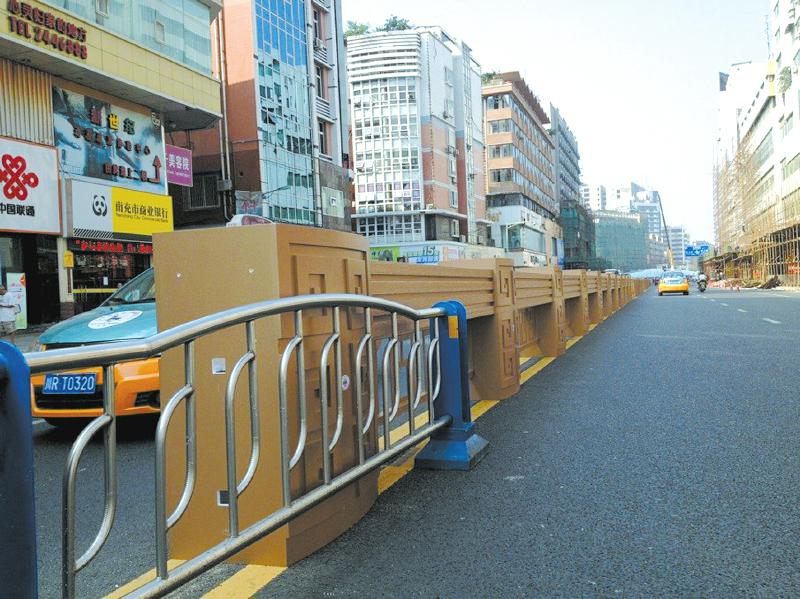 高清:四川一路段为防行人翻越设1.2米高木制隔