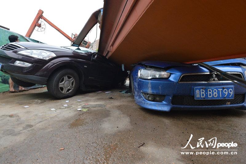 高清:青岛地铁工地龙门吊倒塌 多车被砸司机死