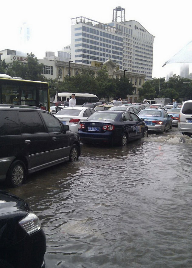 高清组图:广州遭暴雨袭击成泽国 交通瘫痪市民