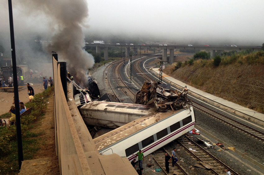 这是7月24日在西班牙西北部加利西亚自治区首府圣地亚哥－德孔波斯特拉附近拍摄的列车脱轨事故现场。新华社发