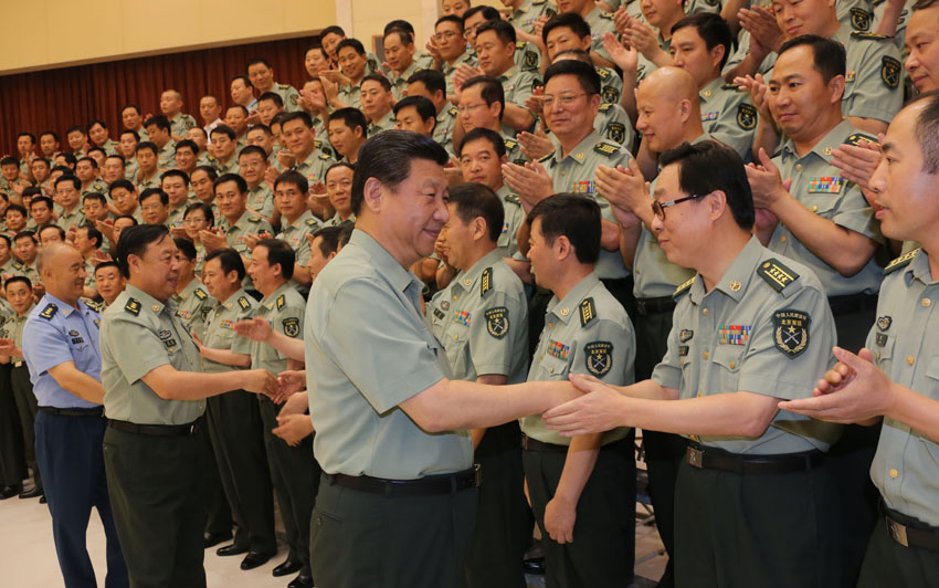 八一建军节到来之际，中共中央总书记、国家主席、中央军委主席习近平来到北京军区机关视察，代表党中央、中央军委向军区部队官兵致以诚挚的问候，并向全军指战员、武警部队官兵、民兵预备役人员致以节日的祝贺。这是7月29日，习近平亲切接见军区机关团以上干部。新华社记者李刚摄