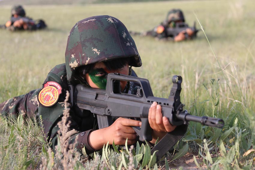 在朱日和训练基地，女子特战连官兵在进行小组战术训练（7月17日摄）。