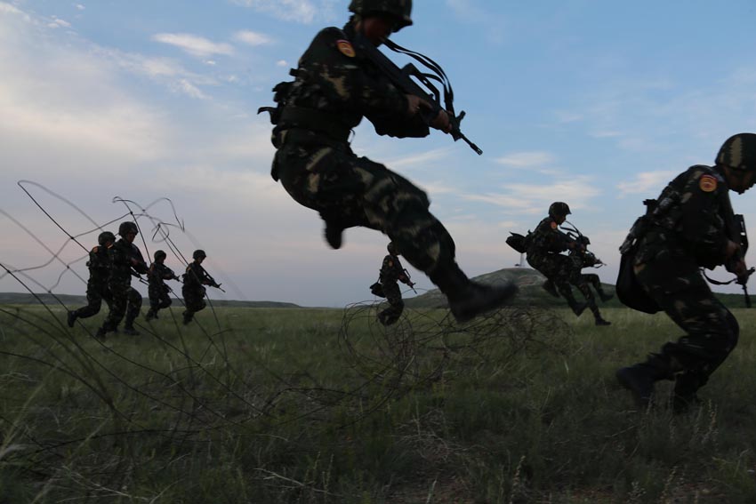 在朱日和训练基地，女子特战连官兵在进行穿越障碍物训练（7月17日摄）。