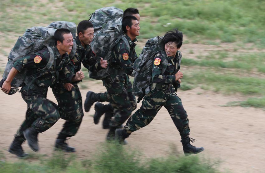 在朱日和训练基地，特战连女兵彭双（右）在五公里越野训练中与男特种兵一起冲刺（7月18日摄）。