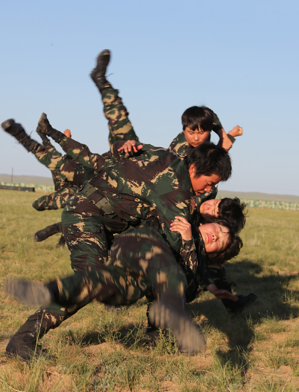 在朱日和训练基地，女子特战连官兵在练习格斗（7月16日摄）。