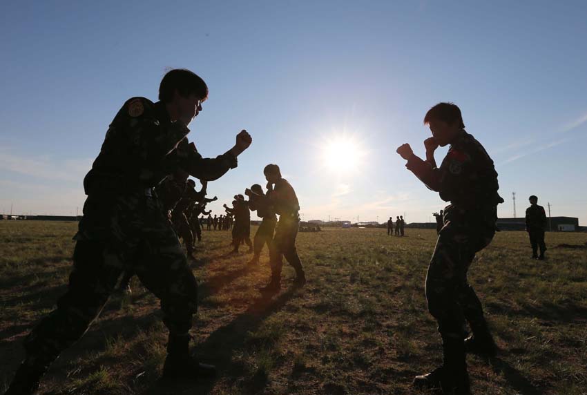 在朱日和训练基地，女子特战连官兵在练习格斗（7月16日摄）。