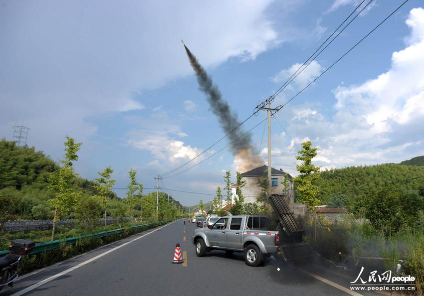 高清:杭州实施人工增雨作业 发射7枚火箭弹给